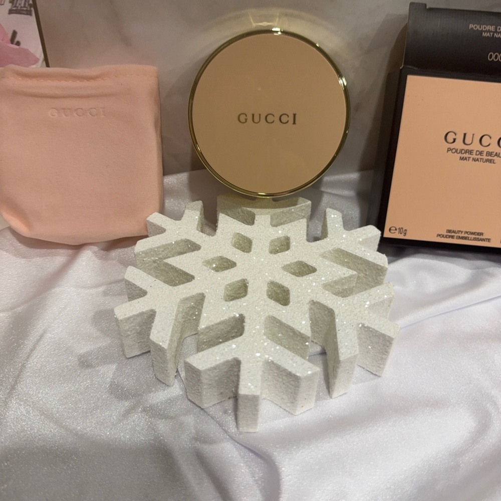 Gucci Gold and Cream Setting Powder - Picture 3 of 3